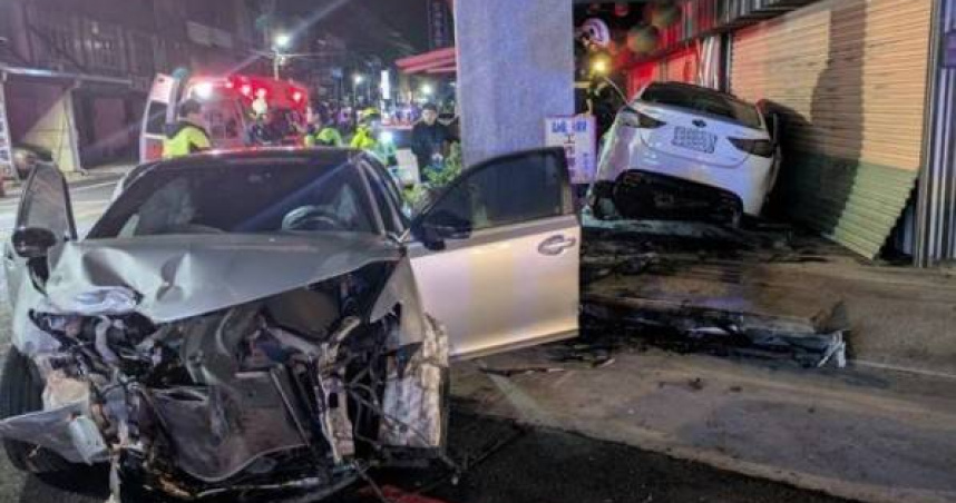 台中路口發生2車對撞事故，白車衝撞銀車後再撞進路旁騎樓，2車車頭幾乎全毀。（圖／翻攝畫面）