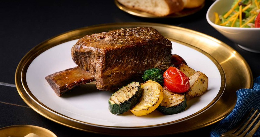 具有烘烤油花獨特香氣的「台塑正宗帶骨牛小排」現首度對外公開，每日限量12客。（圖／台塑生醫提供）