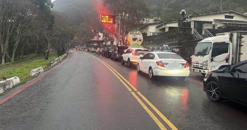 南橫公路梅山口至向陽路段，大年初一清晨即吸引滿滿車潮與遊客，梅山口到向陽路段出現車龍。（圖／民眾提供）