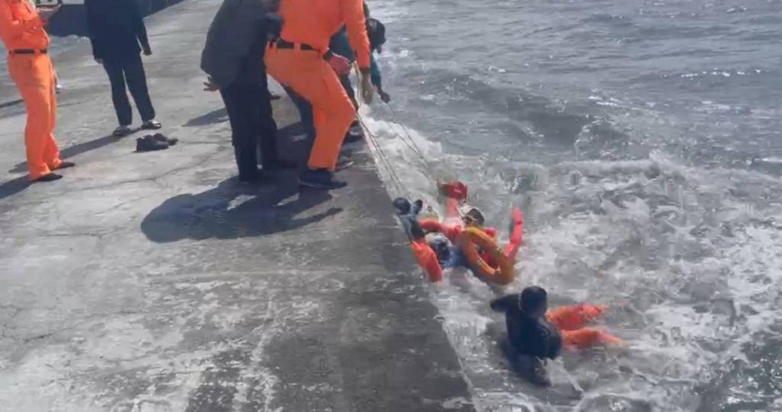 雲林縣吳姓漁民2日從四湖鄉三條崙漁港出海，疑因風浪過大翻船落海，被救上岸後已無呼吸心跳，送醫急救不治。（圖／海巡署提供）