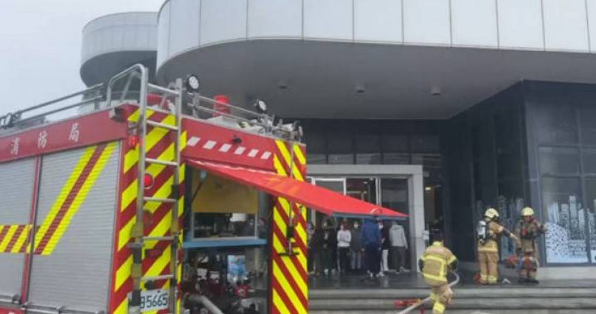 台南1間光學工廠發生火災，2樓有機台竄出火煙，造成7人嗆傷送醫。（圖／翻攝畫面）