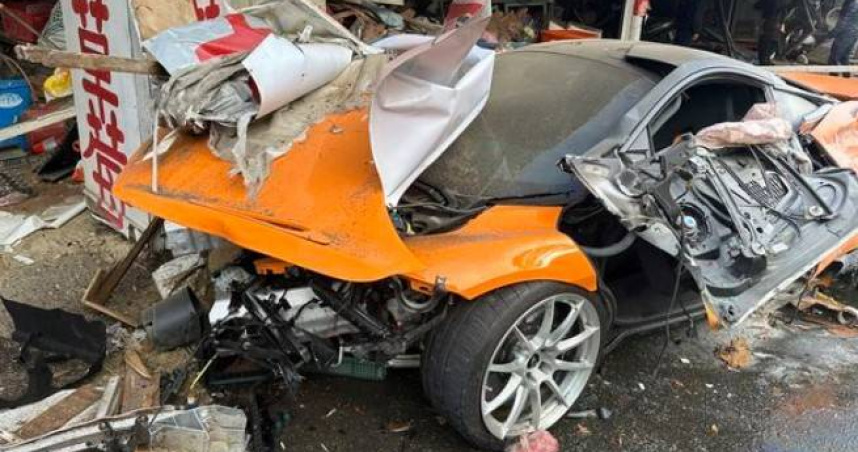 陳男駕駛超過1700萬元的跑車自撞民宅，整車幾乎全毀，造成他手腳受輕傷。（圖／翻攝畫面）