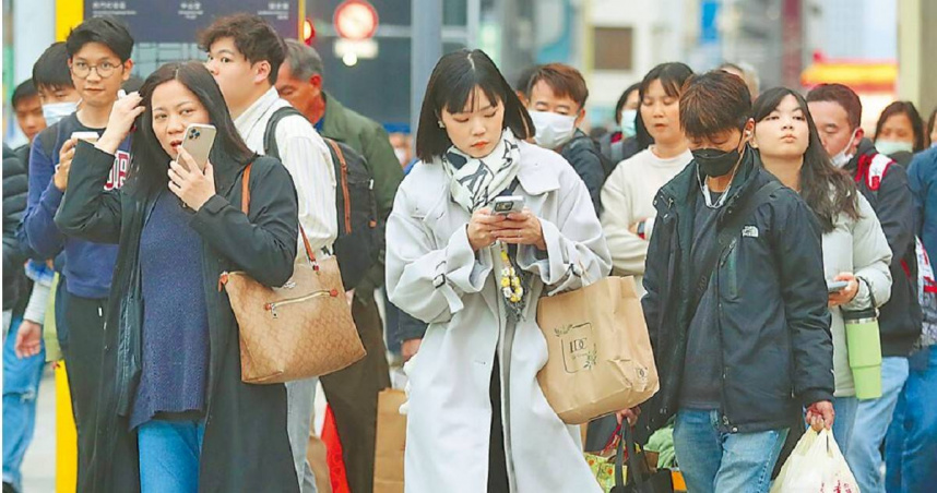 本周有2波冷氣團，第1波冷氣團昨起影響到周三，短暫回溫後，第2波冷氣團周五報到，連續冷4天、周末北部低溫下探11度。圖為台北街頭民眾。（圖／中國時報陳君瑋攝）