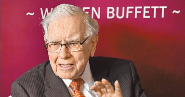 投資界巨擘巴菲特（見圖）2日罕見對美國總統川普的政策發表評論，他稱關稅某種程度上屬於「戰爭行為」，並警告懲罰性關稅恐推升通貨膨脹，損及消費者利益。（圖／美聯社）