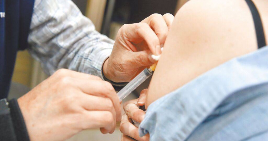 日本20多歲女染麻疹「3月初曾赴台」，疾管署詢問活動史。圖為民眾接種疫苗。（示意圖／報系資料照）