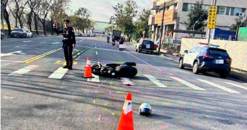 騎士變換車道與聯結車發生擦撞，四肢說擦挫傷骨折送醫。（圖/報系資料照）