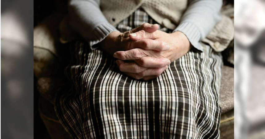 一名女網友近日在PTT上發文，表示她自己不太想生小孩，但又怕老了沒人照顧，貼文一出立刻引起網友熱議。（示意圖／Pixabay）