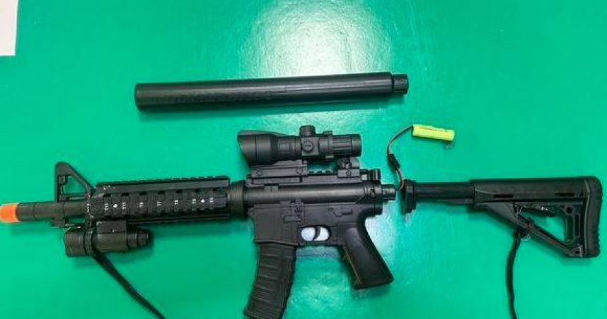 鄭男Cosplay「魷魚遊戲」角色，結果將道具槍背在身上被誤會是真槍，遭警方查扣槍枝並依法裁罰。（圖／翻攝畫面）