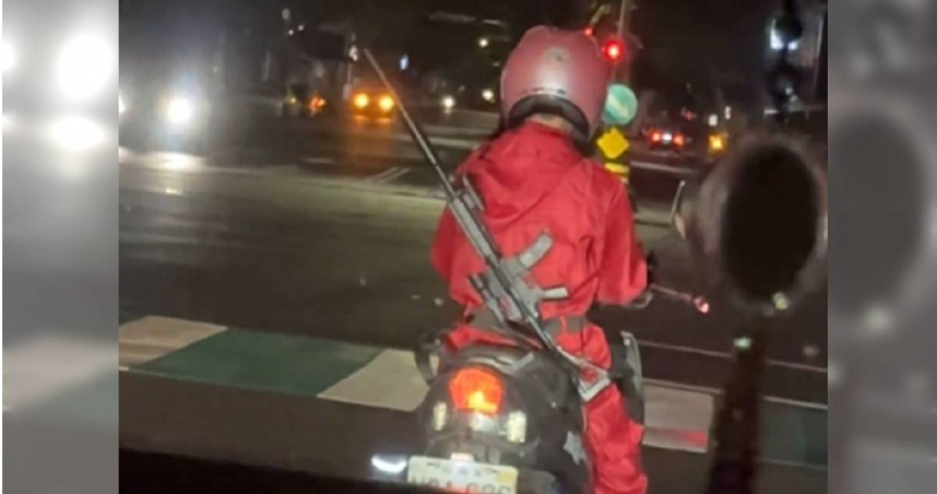 近日，有台中市民眾開車行經南屯區公益、河南路口時，發現前方一名停等紅綠燈的機車騎士，背後卻背著一把步槍。（圖／翻攝Threads／經拍攝者授權使用）