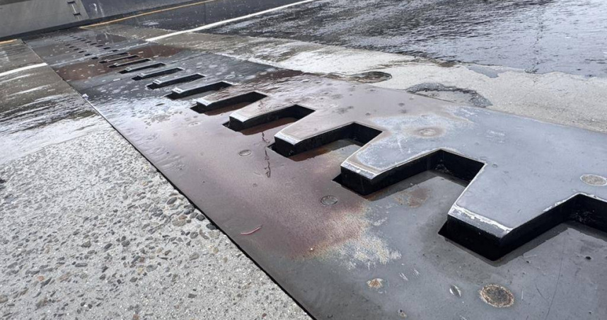 台北橋往台北市方向編號P4伸縮縫勘查發現已有下陷情形。（圖／新北市工務局提供）