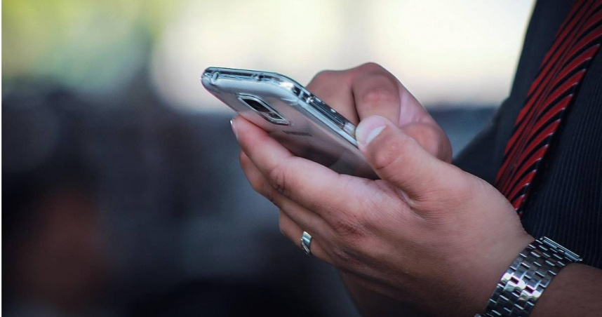 中國雲南昆明一名郭姓男子，接到一通詐騙電話，將自己的手機螢幕與對方共享，手機被遠端控制，帳戶中1116萬元（約新台幣5000萬元）人民幣的存款險被轉出。（示意圖／Pixabay）