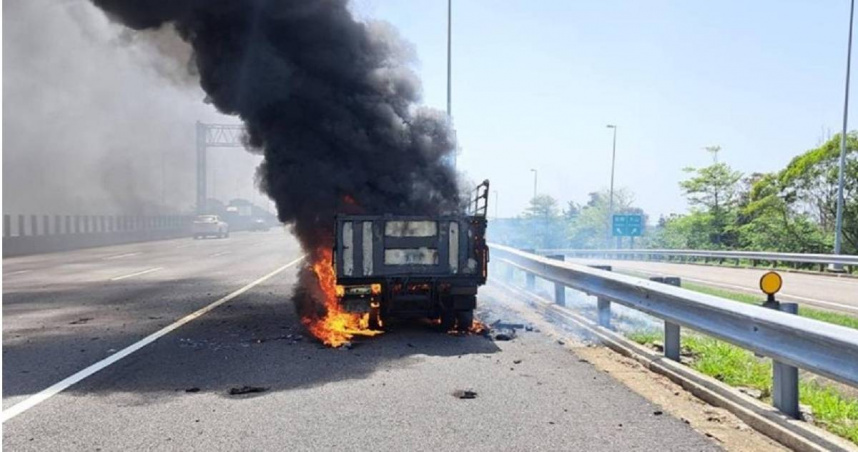 羅男駕駛小貨車送貨途中，該車引擎因不明原因突竄濃煙，不久後冒出火舌燒成火球。（圖／翻攝畫面）