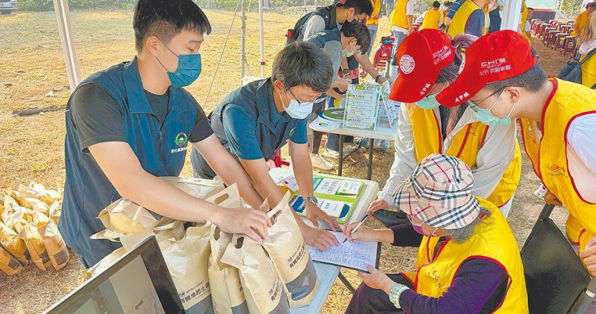 以往由生廚餘回收後製成的土壤改良劑，多做為活動宣導品，贈送給參與活動的民眾。（圖／彰化縣政府提供／中國時報葉靜美彰化傳真）