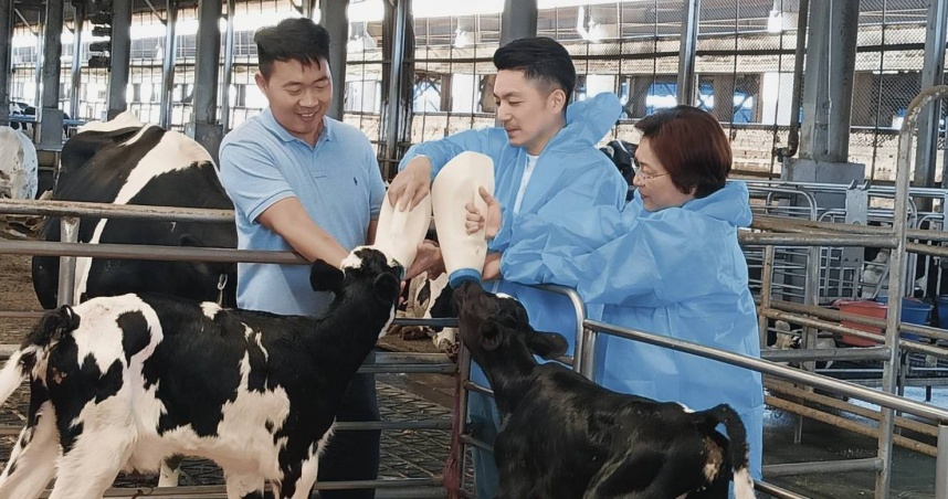 台北市長蔣萬安（中）近期與彰化縣長王惠美（右）同框宣布「班班有鮮乳」政策上路，其中過半乳源來自彰化芳苑地區，然而芳苑蓋火葬場箭在弦上，在地人士批評將影響鮮乳產業鏈。（圖／報系資料庫）