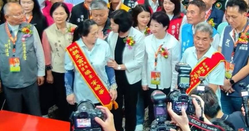 雲林縣長張麗善（前排右3）因參與白沙屯媽祖繞境登轎儀式時，移走了爐主之位引發批評。（圖／翻攝自白沙屯媽祖網路電視台）