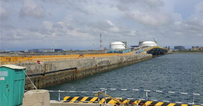環境部長彭啟明日前指火力發電僅占空汙2.3％，桃園市副市長蘇俊賓質疑數字並未全面揭露，希望有必要好好釐清，國人才能做出合理的判斷。圖為第三液化天然氣接收站。（圖／報系資料照片）