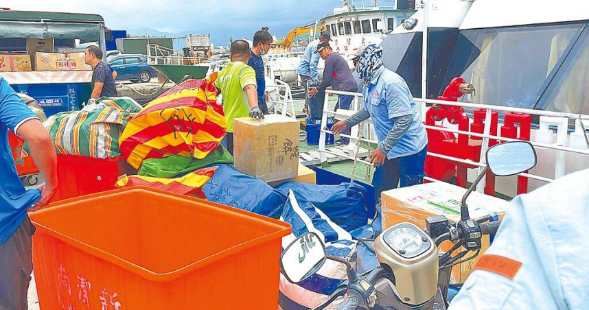 綠島航線客輪託運機車行之有年，隨著航港局補助汰換的新船「天王星21號」投入營運後，所屬的船公司公告依法禁運機車，引發民怨。（圖／中國時報蕭嘉蕙攝）