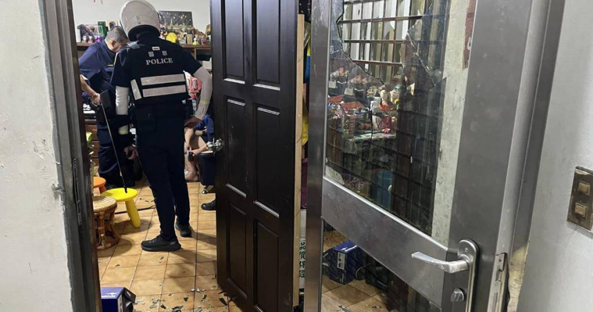 桃園市桃園警察分局持續執行雷霆除暴工作，期間大樹派出所接獲有男子被曾姓、游姓、徐姓男子持空氣槍到住處尋釁，並限制行動。所長蔡東洲率員警攻堅救援，並起出空氣槍、改造槍枝、毒品等。（圖／翻攝照片）