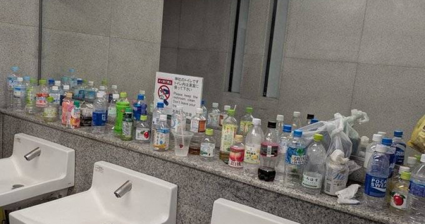 伏見稻荷大社作為日本最受歡迎的觀光地之一,每年吸引無數海內外旅客,然而近年來外國遊客增加,垃圾亂象卻日益嚴重。(圖/翻攝自X)