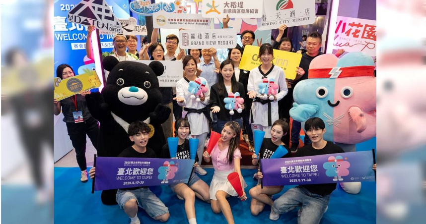 台北市觀光傳播局局長余祥(中排中)攜手活動嘉賓奧運國手羅嘉翎與其母何千金,與在地優質品牌共同為TTE台北館開幕。(圖/台北市觀光傳播局提供)