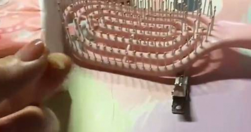 廣東一名女子吃牛肉乾，牙齒竟硬生生斷裂。（圖／翻攝自微博）