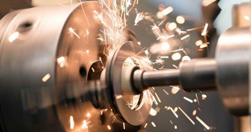 大成鋼因近日川普調高進口至美國的鋼鐵與鋁材關稅，挹注股市信心，狠甩5月頹勢。（圖／Shutterstock）