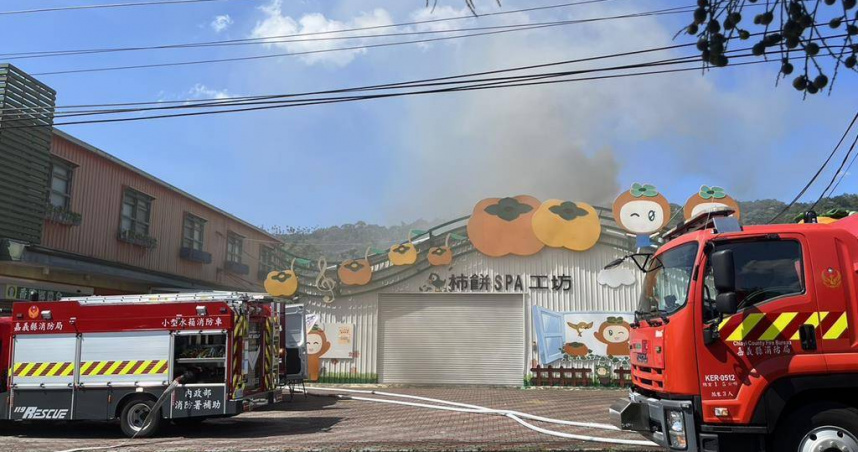 嘉義縣番路鄉農會鐵皮倉庫鄰緊柿子加工廠，今天下午失火，消防人員搶救。（圖／番路農會提供）