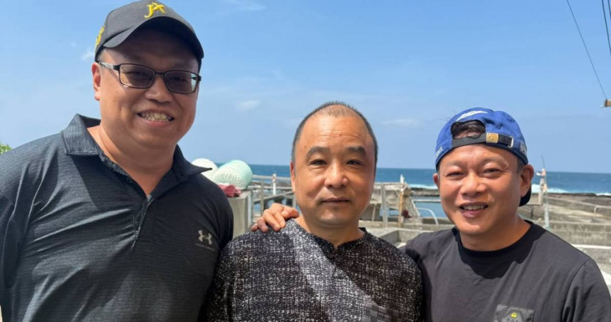 李康生（右）誤闖養殖池打撈海膽，遭警方移送法辦。（圖／李康生IG）