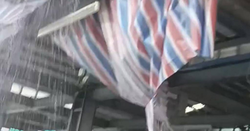 有民眾拍下嘉義縣布袋鎮興中市場內大雨如瀑布般狂洩畫面。（圖／翻攝自「我是布袋人」)