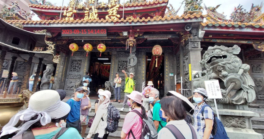 慈諴宮位在士林夜市的正中心，是不少觀光客必經之地，平日也常有導覽組團前往參觀。（圖／翻攝自士林區公所）