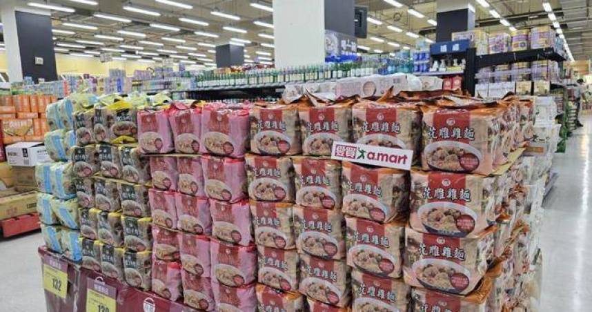 「丹娜絲」朝台灣撲來,超市量販全聯、大全聯、家樂福、愛買備貨增1-3倍。(圖/愛買提供)