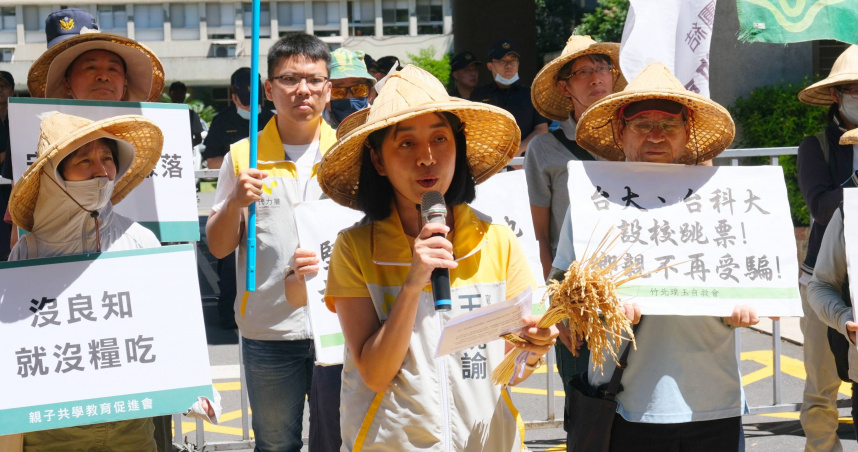 前立委王婉諭（中）近期勤跑新竹縣基層，還率領「璞玉計畫自救會」前往經濟部門前抗議，地方人士透露她將與現任竹北市長鄭朝方合作，鎖定2026接下市長大位。（圖／翻攝自時代力量媒體群組）