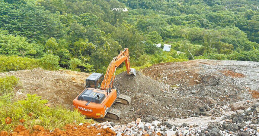 新竹縣寶山鄉峰城路三叉凸段5日上午遭不肖人士再度偷倒廢棄物。（圖／竹東警分局提供／中國時報邱立雅竹縣傳真）