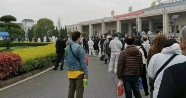 沒有哭聲安靜排隊!武漢民眾領骨灰等5小時 2月去世最近才燒完