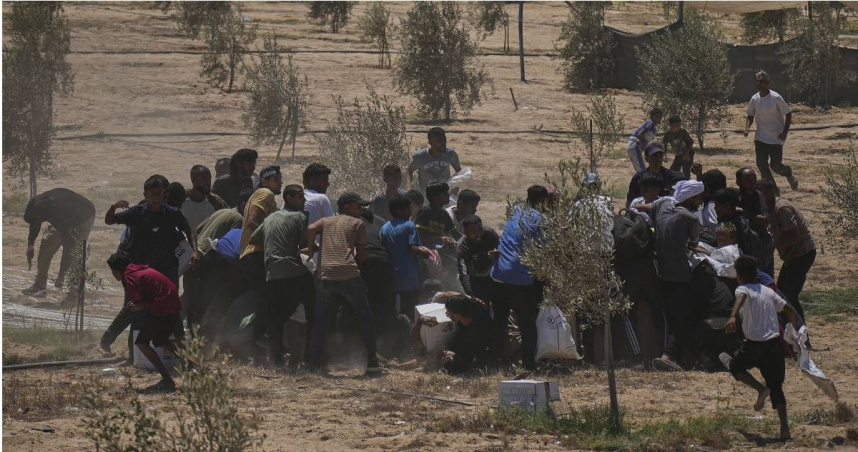 飢餓的加薩平民瘋搶空投的援助物資。（圖／達志／美聯社）