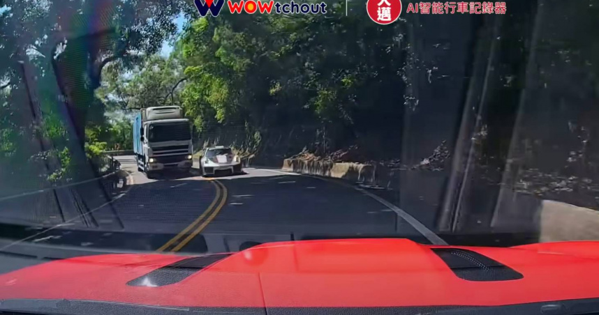 保時捷業務逆向超車。（圖／翻攝自「WoWtchout-地圖型行車影像分享平台」頻道）