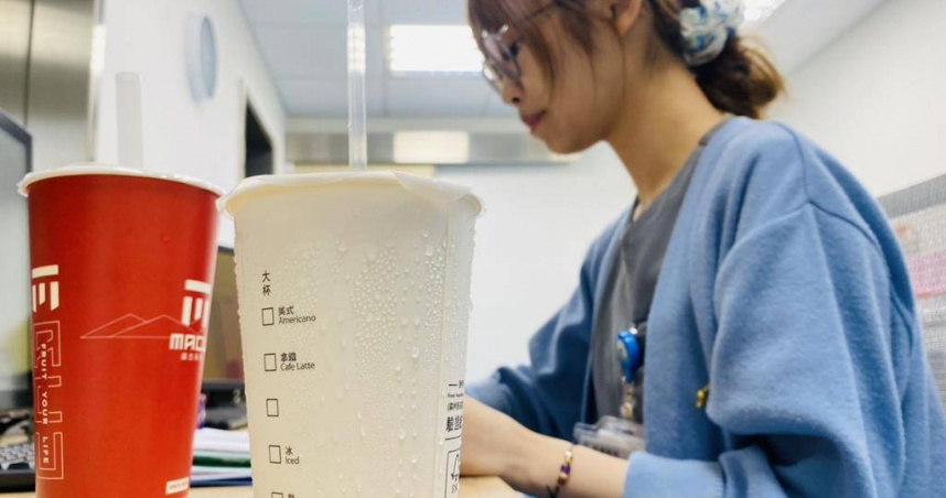 台灣夏天炎熱,冰涼飲品成為許多人日常生活的一部分,上班族常以手搖飲、無糖茶、咖啡取代白開水,再加上長時間待在冷氣房、不易察覺口渴,導致尿結石的年齡層明顯下降。(圖/博田國際醫院提供)