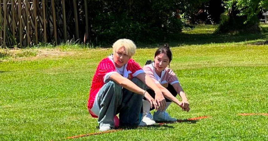 張家瑋（右）與薛恩錄影時經常膩在一起。（圖／中視提供）