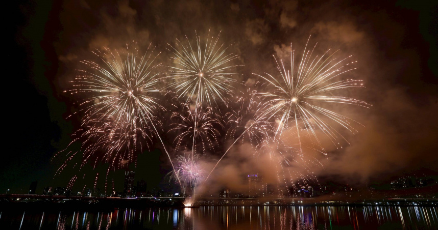 大稻埕煙火秀爆插曲，一對情侶與夫婦因「佔位」問題爆發肢體衝突。（圖／方萬民攝）