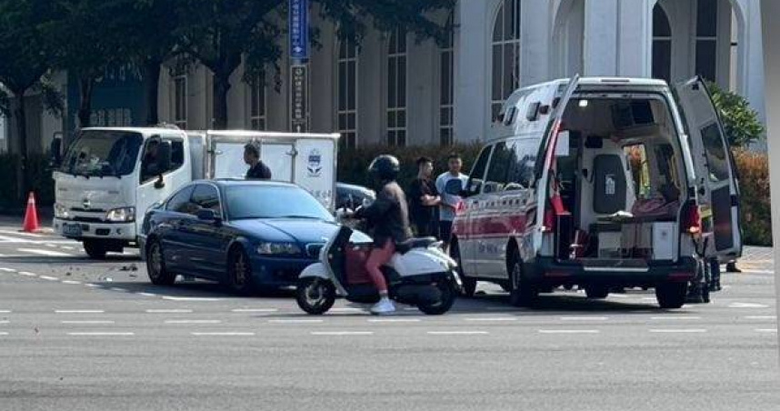 BMW轎車路口猛撞重機。（圖／翻攝畫面）