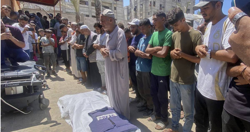 以色列於當地時間25日對加薩南部納賽爾醫院（Nasser Hospital）發動空襲，造成至少15人死亡。（圖／達志／美聯社）