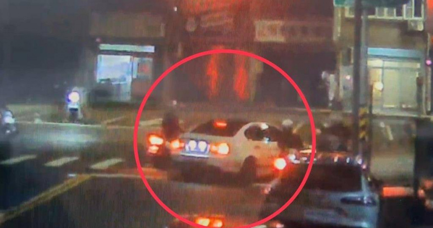 昨（25）日晚間苓雅分局警方巡邏時，發現1輛白色BMW轎車牌照燈過亮，上前示意停車受檢，不料駕駛拒檢逃逸。（圖／翻攝照片）