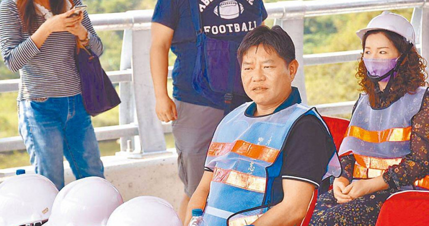 苗栗地方法院一審判決，三灣鄉前鄉長温志強（右二）自2018年至2021年間涉129件工程與人事貪汙案件，裁定沒收犯罪所得新台幣逾1289萬元。（圖／本報資料照片）