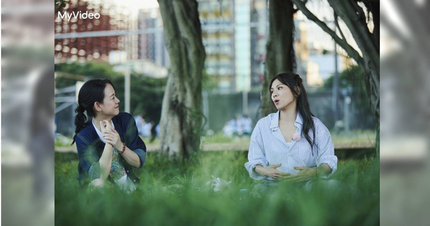 曾寶儀（左）帶蔡健雅（右）訪問自己的療癒景點。（圖／台灣大哥大MyVideo、三立提供）