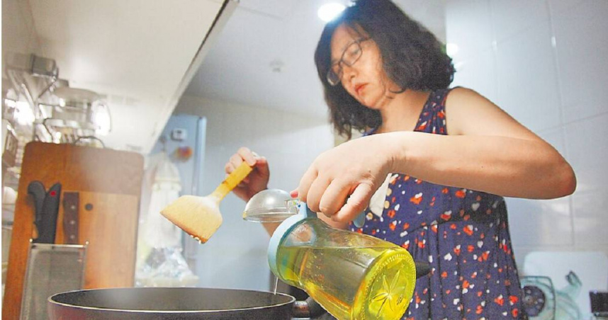 肺癌高居台灣女性癌症死因第一名20年，其中9成女性肺癌患者不吸菸。未來將針對家族史、油煙、二手菸暴露等危險因子建構癌症預測模型。示意圖非新聞當事人。（圖／中國時報鄧博仁攝）