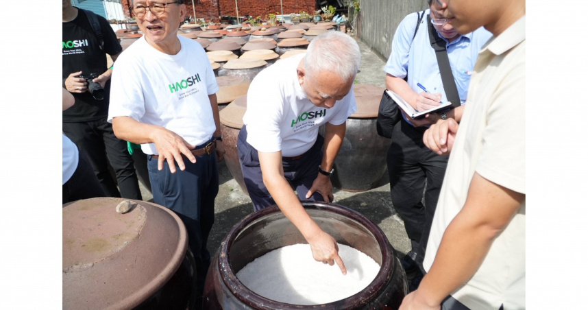 頂新和德基金捐助人代表魏應充走訪彰化百年醬油廠「新和春醬油」。（圖片提供／好食好事基金會）