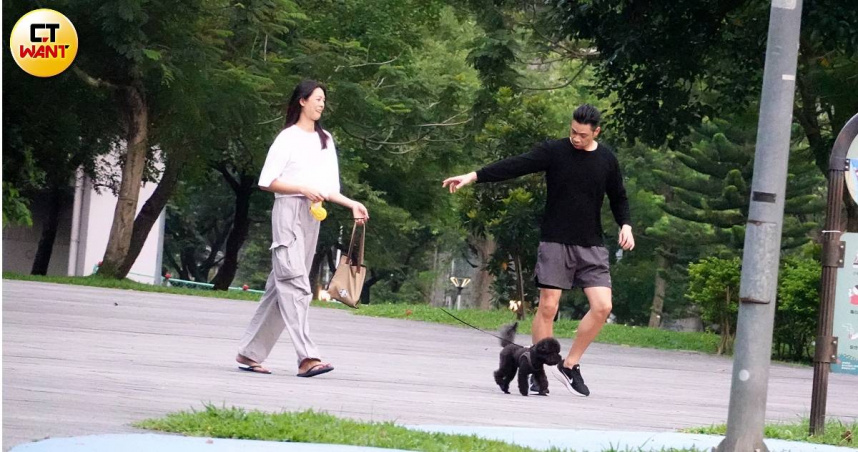 林嘉綺和結婚14年的老公Michael,被本刊直擊夫妻倆忙裡偷閒一起帶著毛小孩散步逛公園。(圖/本刊攝影組)