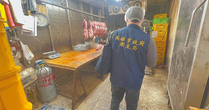 高雄前鎮區1間肉品店遭民眾拍下門口籃子內的肉品有老鼠啃食，引發食安疑慮，高市衛生局18日派員稽查。（圖／高市衛生局提供／紀爰高雄傳真）