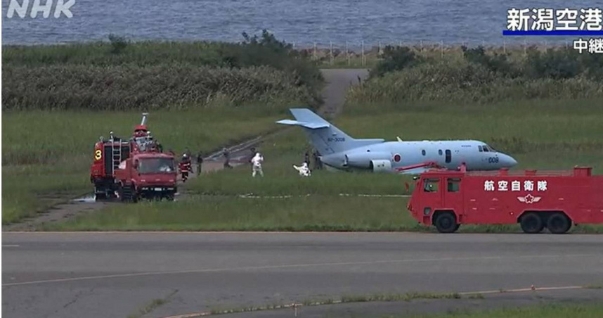 日本航空自衛隊1架救難搜索機，今上午在降落時滑出跑道。（圖／翻攝自X平台／@livecam_db）
