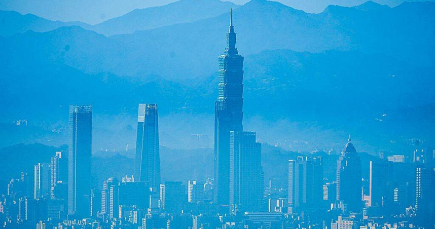 台電2022至2024年間，總計違反環保法規16次，其中以違反《空氣汙染防制法》10件最多。示意圖為霧中的台北。（圖／本報資料照片）